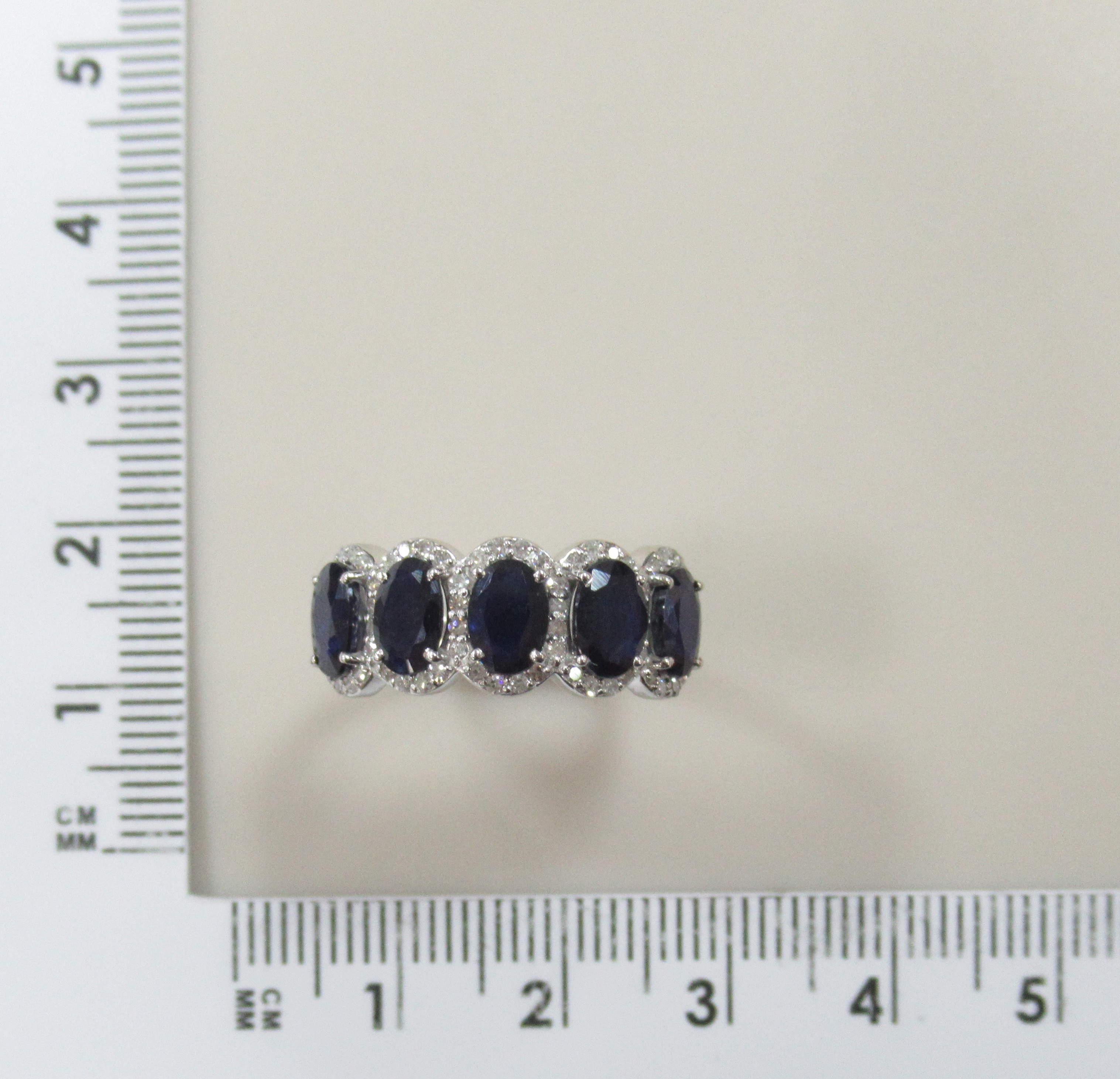 Кольцо из белого золота с сапфирами